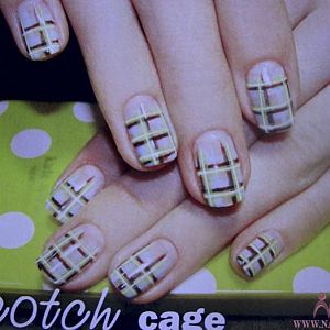Гель-лак, дизайн "Scotch Cage"
http://olguzzastyle.do.am/blog/master_class_nail_praktika_8_scotch_cage/2012-11-05-15