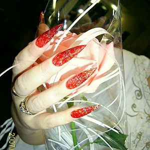 красные ногти :)