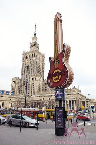 Хард-рок кафе и здание культуры на заднем плане