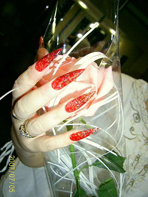 красные ногти :)